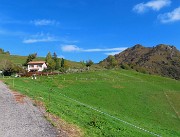 05 Stradetta privata per Forcella di Spettino con vista in Monte Gioco